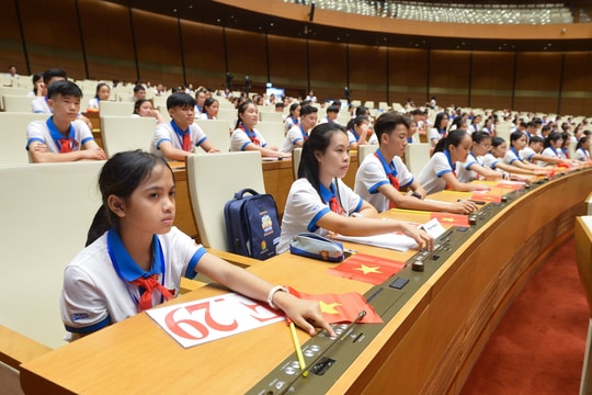 263 trẻ em đóng vai đại biểu Quốc hội, họp trong hội trường Diên Hồng