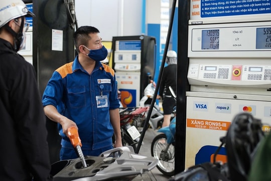 Giá xăng giữ nguyên, dứt mạch 6 phiên tăng liên tiếp