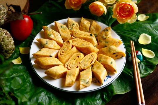 Bí quyết rán trứng mềm xốp, vàng ươm