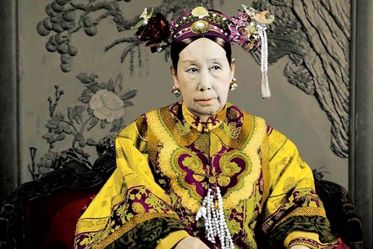 "Giày chậu hoa" cao 20 cm của thái hậu, hoàng hậu thời Thanh