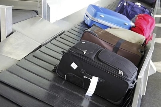 Bắt 5 nhân viên bốc xếp hành lý tại sân bay Nội Bài mở khóa vali ký gửi trộm tài sản