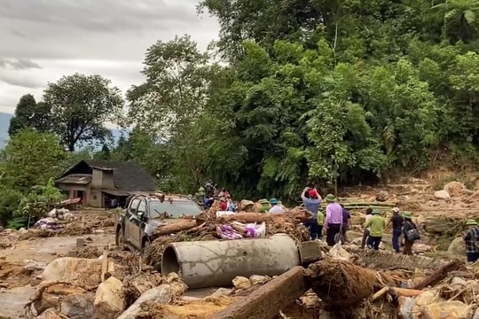 Cảnh hoang tàn nơi lũ quét vừa đi qua ở Lào Cai