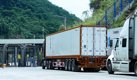Không có chuyện ngừng làm thủ tục xuất khẩu nông sản sang Trung Quốc