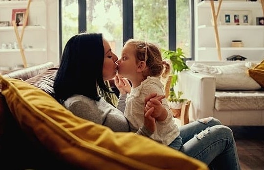 Vì sao cha mẹ không nên hôn môi con?