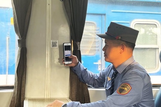 Khách đi tàu tuyến Hà Nội - Hải Phòng có thể quét mã QR đặt mua đặc sản vùng miền