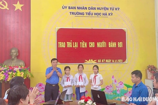 Tập tiền 500.000 đồng do học sinh Trường Tiểu học Hà Kỳ nhặt được đã trả cho người đánh rơi