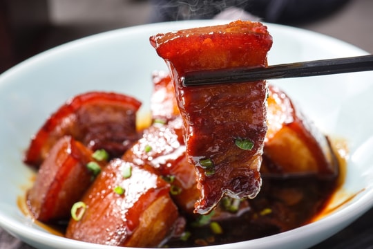 Cho bia vào thịt kho tàu có tác dụng gì?