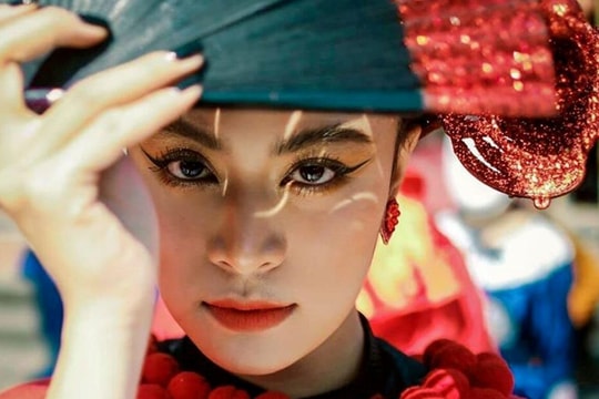 Học vấn đáng nể của Hoàng Thuỳ Linh