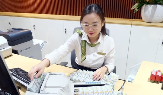 Lãi suất tiền gửi giảm nhanh, lãi suất tiền vay vẫn lẳng lặng tăng