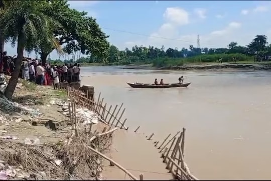 Lật thuyền tại Ấn Độ, 10 trẻ em mất tích