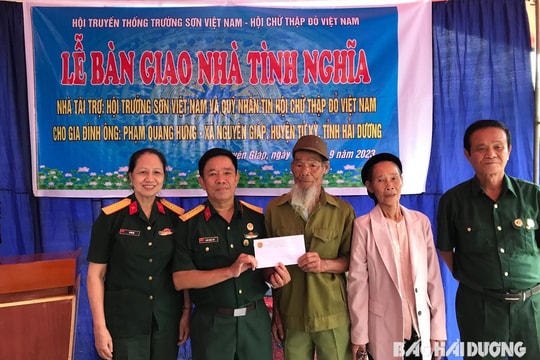 Trao nhà tình nghĩa cho hội viên Hội Truyền thống Trường Sơn - đường Hồ Chí Minh