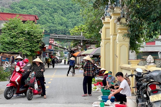 Họp chợ ngay cổng di tích lịch sử văn hóa