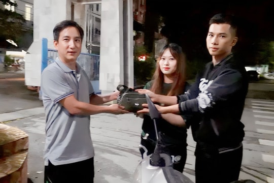 Hai sinh viên Trường Đại học Sao Đỏ trả lại của rơi cho cụ bà 80 tuổi
