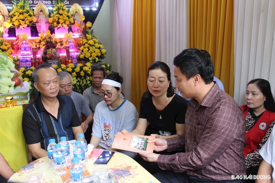 Chủ tịch UBND tỉnh Hải Dương Triệu Thế Hùng thăm gia đình 2 nạn nhân vụ cháy chung cư ở Hà Nội