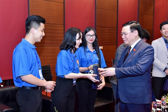 Chủ tịch Quốc hội gặp mặt thanh niên Việt Nam dự Hội nghị Nghị sĩ trẻ toàn cầu