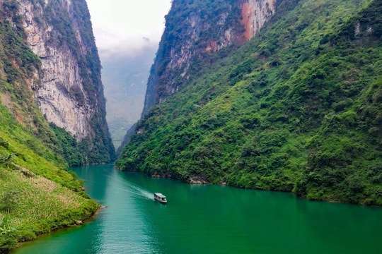 Dừng tàu du lịch trên sông Nho Quế, nhiều du khách bất ngờ