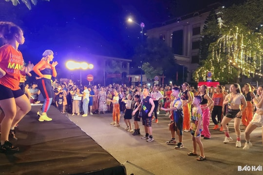 Những vũ điệu Zumba “rực lửa” tại phố đi bộ, chợ đêm Bạch Đằng
