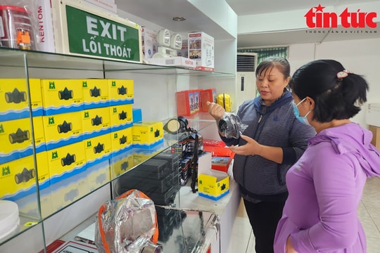 Mặt nạ chống khói, thang dây "cháy" hàng