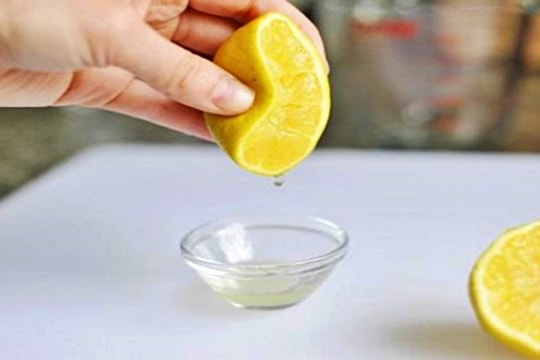 Mẹo làm sạch ổ vi khuẩn gây bệnh từ vòi hoa sen bằng nguyên liệu sẵn có