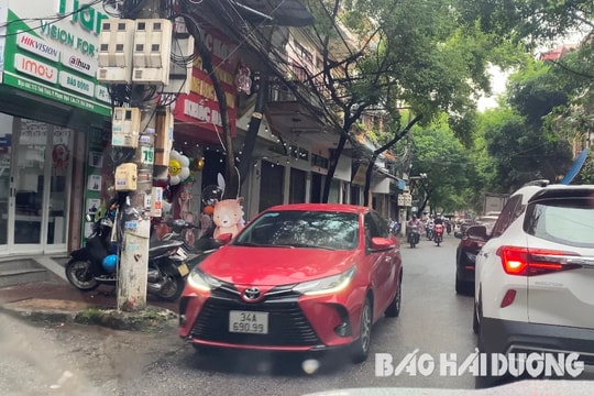 Xe ô tô đi ngược chiều trên phố Tuệ Tĩnh