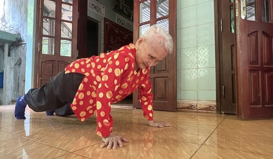 Bà cụ 101 tuổi vẫn hít đất "cho khỏe người"