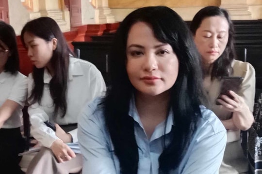 Siêu mẫu Ngọc Thúy bất ngờ xuất hiện tại tòa trong vụ kiện với chồng cũ