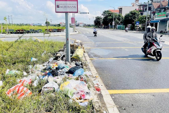 Bãi rác tự phát ven quốc lộ 37