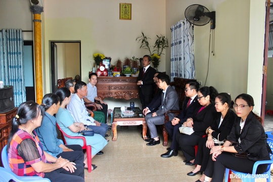Công đoàn Báo Hải Dương phối hợp thăm, tặng quà gia đình 2 nạn nhân vụ cháy chung cư