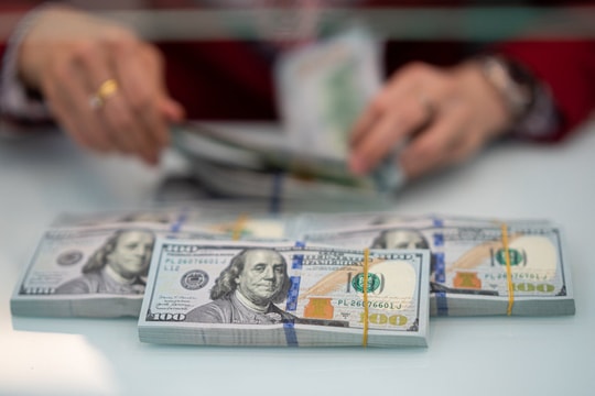 Tỷ giá USD tiếp tục leo đỉnh, áp sát mốc 25.000 đồng/USD