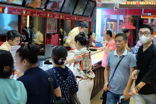 Giá vàng lập đỉnh, nhiều người tranh thủ đi bán chốt lời