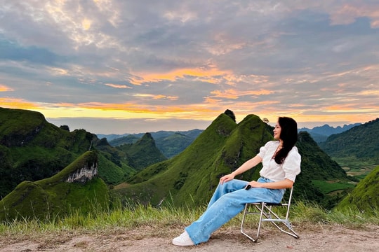 Đồi cỏ xanh mướt "view triệu đô" ở Cao Bằng, khách rủ nhau tới cắm trại, săn mây