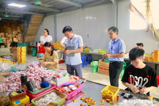 Hải Dương lấy mẫu một số loại bánh kẹo để xét nghiệm