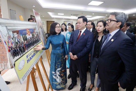 Chủ tịch Quốc hội Vương Đình Huệ cắt băng khai trương trưng bày ảnh 50 năm quan hệ Việt Nam - Bangladesh