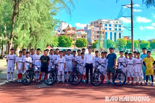 Tặng xe đạp cho 5 cầu thủ U11 Gia Bảo Hải Dương 