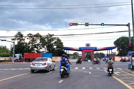 Đè vạch kẻ đường khi dừng đèn đỏ bị phạt bao nhiêu?