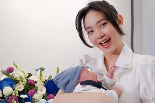 Minh Hằng khoe con trai trong tiệc đầy tháng