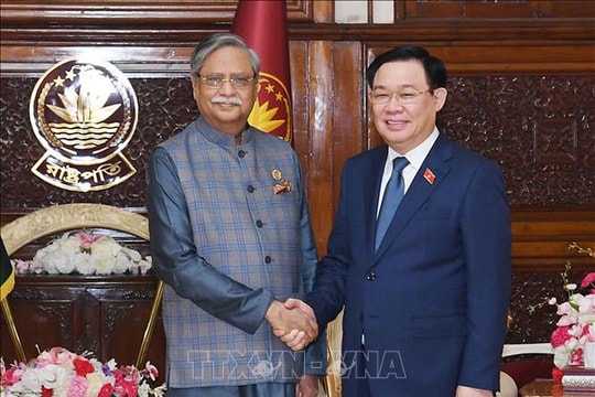 Chủ tịch Quốc hội Vương Đình Huệ hội kiến Tổng thống Bangladesh
