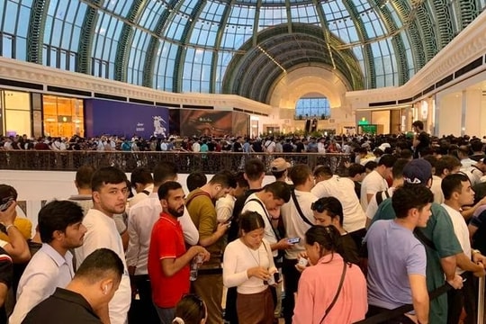 iPhone 15 bắt đầu mở bán toàn cầu