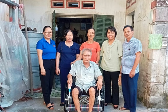 Tặng xe lăn cho người khuyết tật ở Kinh Môn