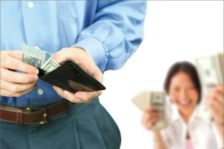 Vợ ép chồng đưa lương có phải là "cưỡng đoạt tài sản"?