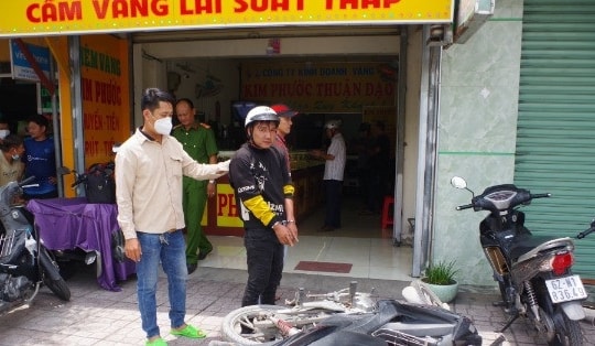 Nam thanh niên cướp tiệm vàng bị người dân vây bắt ở Long An