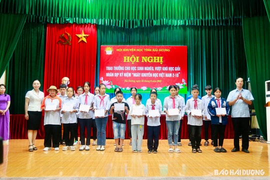 Trao thưởng cho 60 học sinh vượt khó học giỏi