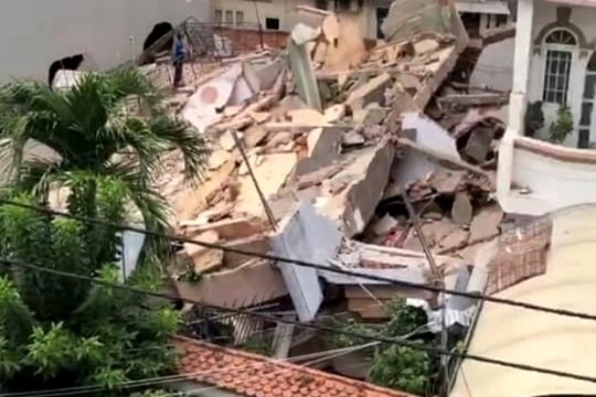 Sập nhà 4 tầng ở TP Hồ Chí Minh, 2 người được cứu từ đống đổ nát