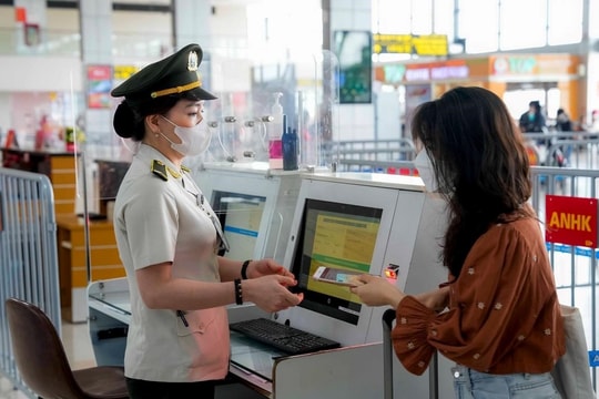 Dùng giấy tờ giả, một nữ hành khách bị cấm bay trong 12 tháng