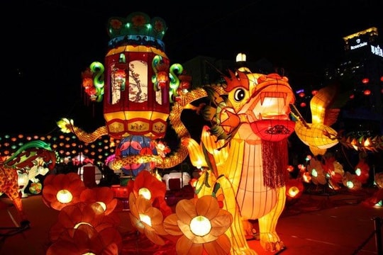 Dưới trăng