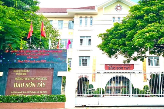 Hiệu phó tát học trò vì hút thuốc lá điện tử