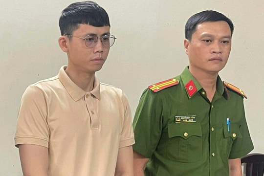 Nhân viên lấy hàng trăm điện thoại xịn của công ty