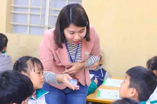 Băn khoăn chênh lệch lương giáo viên mầm non với phổ thông, Bộ Giáo dục và Đào tạo nói gì?