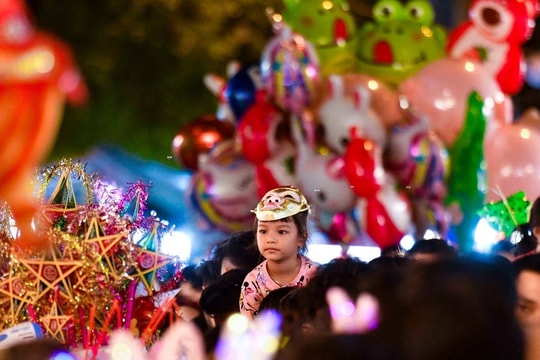 Sát Tết Trung thu, phố Hàng Mã thành thiên đường hóa trang lớn nhất Hà Nội