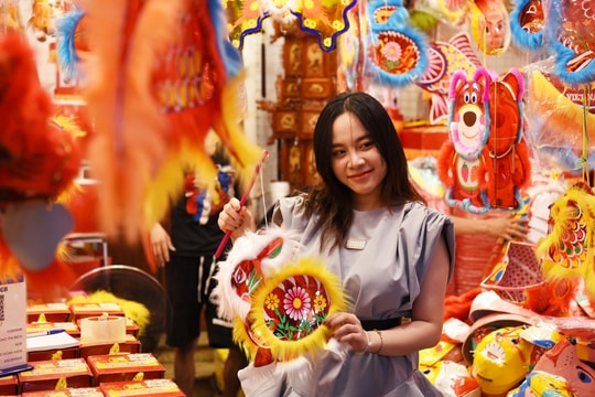 Người dân Hà Nội nô nức đón Tết Trung Thu sớm trên phố Hàng Mã
